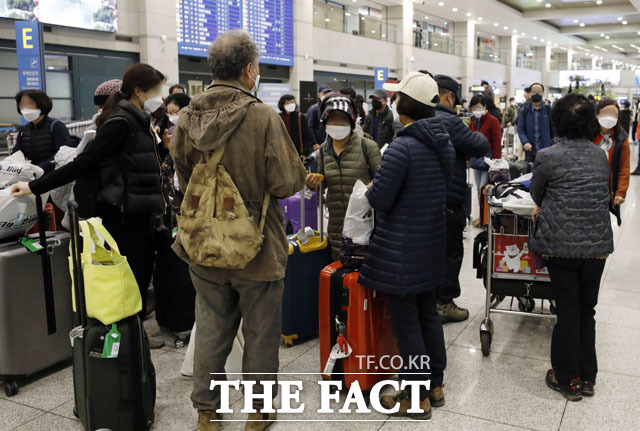 이스라엘 정부가 신종 코로나바이러스(코로나19)와 관련해 한국인에 대해 입국 금지 조치를 내린 가운데 현지 공항에서 발이 묶였던 국민들이 25일 인천국제공항을 통해 귀국하고 있다. /뉴시스