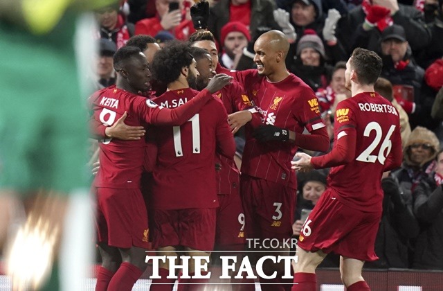 리버풀 선수들이 25일 열린 웨스트햄과 EPL 27라운드에서 3-2 역전승을 거두고 리그 최다 18연승을 기록한 뒤 기뻐하고 있다./리버풀=AP,뉴시스
