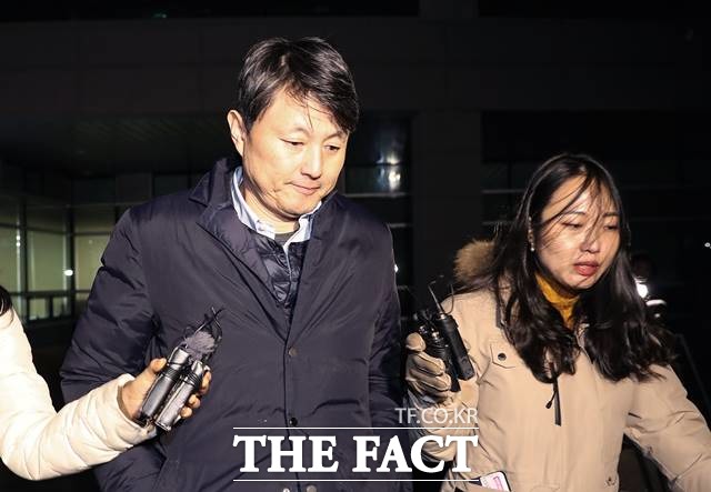 유재수 부산시 경제부시장이 지난해 11월 22일 오전 서울 송파구 서울동부지방검찰청에서 조사를 받은 후 청사를 나서고 있다. /뉴시스