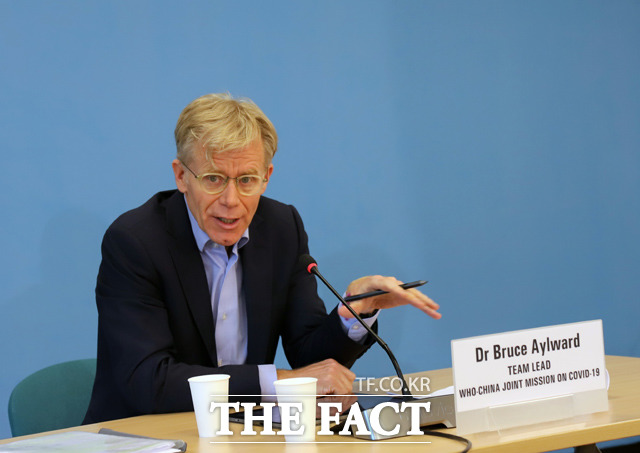 세계보건기구(WHO)가 세계 각국의 신종 코로나바이러스 감염증(코로나19) 대응 체계를 지적하면서 중국에게 배워야 한다고 말했다. 사진은 브루스 에일워드 박사의 모습. /뉴시스.신화통신