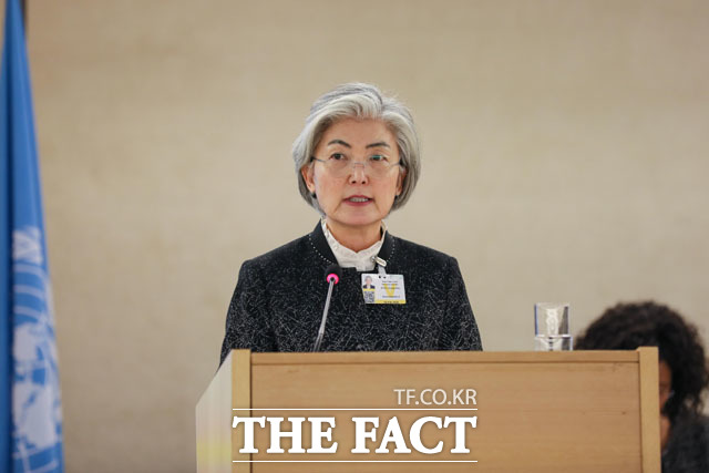 강경화 외교부 장관은 6일 마이크 폼페이오 미국 국무장관과 통화를 갖고 신종 코로나바이러스 감염증(코로나19) 대응 및 한반도 정세 등에 대해 의견을 나눴다 . 강경화 외교부 장관이 지난해 제43차 유엔 인권이사회 고위급회기에 참석해 기조연설을 하고 있다. /외교부 제공