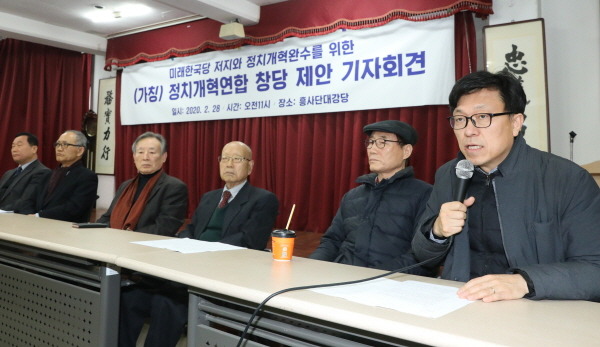 진보 인사들이 정치개혁연합(가칭) 창당을 제안했다. 하승수(오른쪽) 변호사가 발언하는 모습. /뉴시스