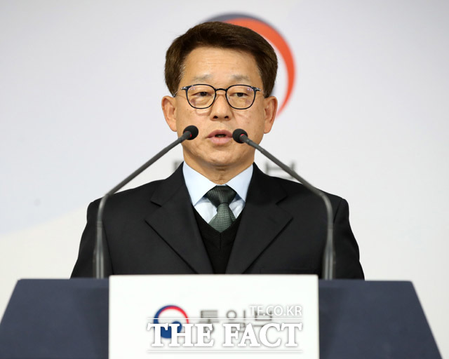 통일부가 북한 기업이 한국에서 영리 활동을 할 수 있게 정부가 관련 법 개정을 추진하고 있다는 보도에 대해 사실과 다르다고 반박했다. 여상기 통일부 대변인의 모습. /뉴시스