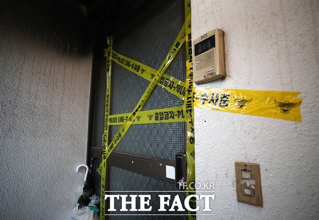 4일 오후 서울 강동구 한 상가주택에 원인을 알 수 없는 화재가 발생해 어린이 3명이 숨졌다. 사진은 이날 화재 현장 출입문에 폴리스 라인 테이프가 붙어 있다. /뉴시스
