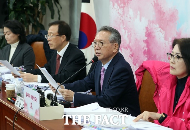 김형오 통합당 공천관리위원장이 6일 오후 국회에서 TK지역 공천 심사 결과를 발표하고 있다. /뉴시스