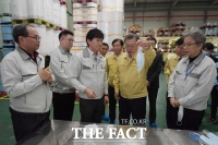  文대통령, 마스크 생산업체 방문…직원 격려
