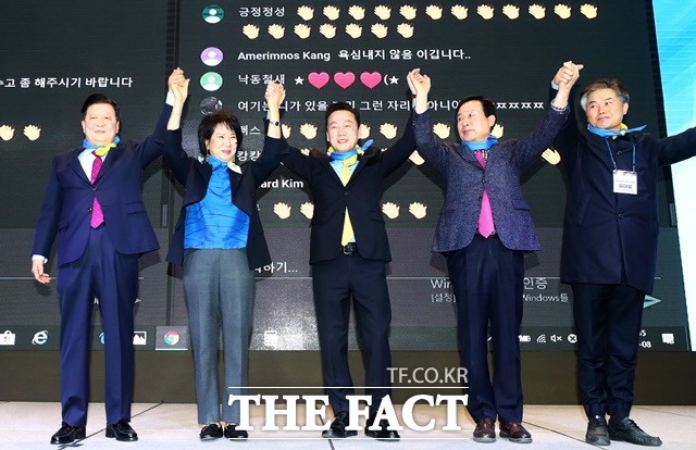 정봉주 전 의원이 추진한 비례대표용 정당 열린민주당이 8일 오후 서울 여의도 글래드 호텔에서 중앙당 창당대회를 열고 공식 출범했다. 왼쪽부터 이근식 대표, 손혜원·정봉주·박홍률·김대성 최고위원이 손을 맞잡고 기념촬영을 하고 있다. /뉴시스