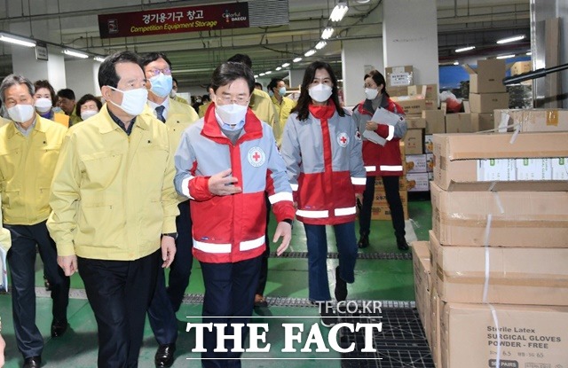 8일 코로나19 국내 확진자 수가 179명 증가해 총 7313명으로 집계됐다. 정세균 국무총리가 이날 오후 대구 수성구 대구스타디움의 코로나19 관련 기부물품 관리 현장을 찾은 모습. /국무총리실 제공