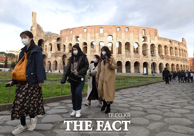 신종 코로나바이러스 감염증(코로나19) 여파로 세계 각국이 문을 걸어 잠근 가운데 이탈리아가 다음달 3일부터 국경봉쇄를 해제한다. 지난 3월 마스크를 쓴 관광객들이 이탈리아 로마의 원형경기장 콜로세움을 둘러보는 모습. /신화·뉴시스