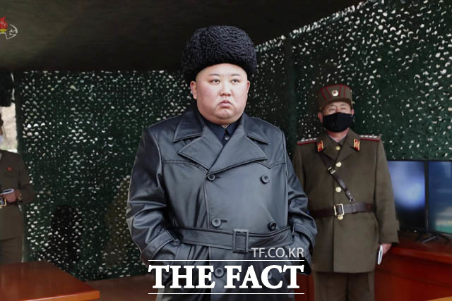 김정은 북한 국무위원장이 지난 9일 전선 장거리포병부대를 방문해 화격타격훈련을 또 다시 지도했다. 북한 조선중앙TV가 지난 3일 보도한 김정은 위원장의 장거리포병구분대 화력타격훈련 지도 모습./조선중앙TV.뉴시스