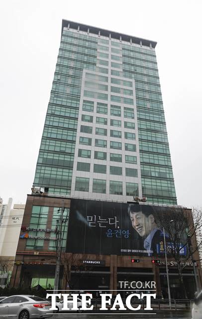 10일 건물 콜센터 근무자가 신종 코로나바이러스 감염증(코로나19) 확진자로 확인돼 폐쇄된 서울 구로구 코리아빌딩의 모습이 보이고 있다. /뉴시스