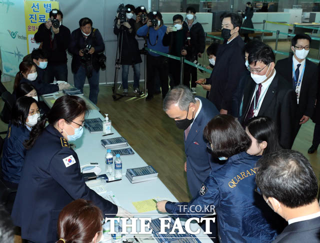 해리 해리스 주한미국대사가 11일 오전 인천국제공항 제2터미널에서 미국 노선 출국 검역 조사실을 참관하고 있다. /뉴시스