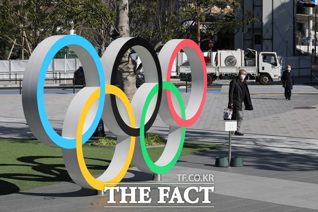 국제올림픽위원회(IOC)가 오는 7월 개최 예정인 도쿄올림픽을 강행하겠다는 뜻을 밝혔다. 사진은 도쿄에 설치된 올림픽 오륜 조형물./ 도쿄=신화.뉴시스