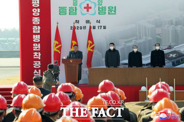 18일 북한 노동당 기관지 노동신문은 김 위원장이 전날인 17일 평양종합병원 착공식에 참석했다고 보도했다. /조선중앙통신
