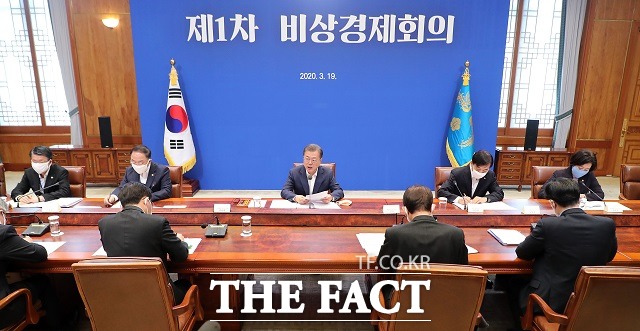 문재인 대통령이 19일 청와대에서 열린 제1차 비상경제회의를 주재하고 있다. /뉴시스
