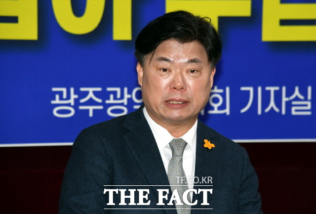 더불어민주당 광주 광산갑 공천을 박탈 당한 이석형 후보가 19일 광주시의회에서 기자회견을 열고 억울함을 호소했다. /뉴시스