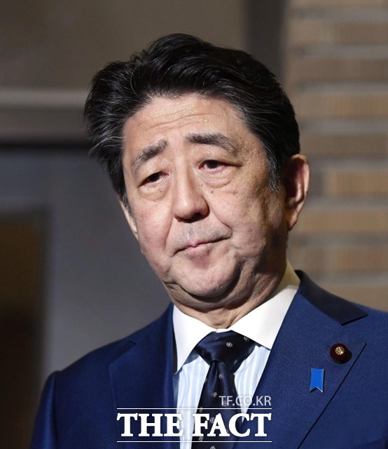 아베 신조 일본 총리가 24일 총리 관저에서 침통한 표정으로 2020도쿄올림픽 연기 결정을 발표하고 있다./도쿄=신화.뉴시스