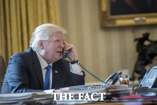 지난달 24일 트럼프 미국 대통령이 문재인 대통령과 통화하는 모습. /AP·뉴시스