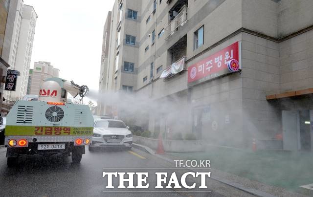 27일 오후 대구 달성군 관계자들이 50여 명의 신종 코로나바이러스 감염증(코로나19) 확진자가 발생한 달성군 다사읍 제이미주병원 주변을 방역하고 있다. /뉴시스