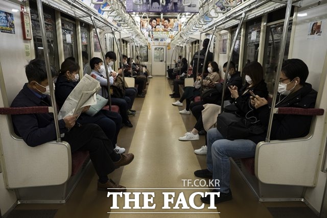 일본에서 최근 코로나19 확진자가 급증하며 누적 확진자는 6일 기준 4804명으로 알려졌다. 지난 5일부터 일본의 수도 도쿄에서는 하루 감염자 100명을 넘기며 확진자의 급격한 상승이 우려되는 상황이다. 일본 도쿄에서 출근길 마스크를 쓴 시민들이 지하철을 타고 이동하는 모습. /AP.뉴시스