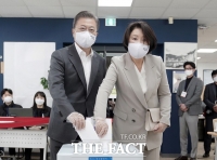  노타이에 비닐장갑·마스크…文대통령 내외, 4·15 총선 사전투표