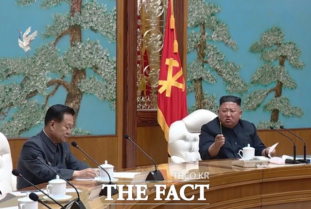 도널드 트럼프 미국 대통령이 김정은 북한 국무위원장에게 좋은 편지를 받았다고 밝힌 지 하루도 안 돼 북한이 최근 편지를 보내지 않았다고 반박하면서 양국인 김정은 친서를 놓고 진실공방을 벌이고 있다. 김 위원장(오른쪽)이 지난 11일 노동당 중앙위원회 정치국 회의를 주재하는 모습. /뉴시스