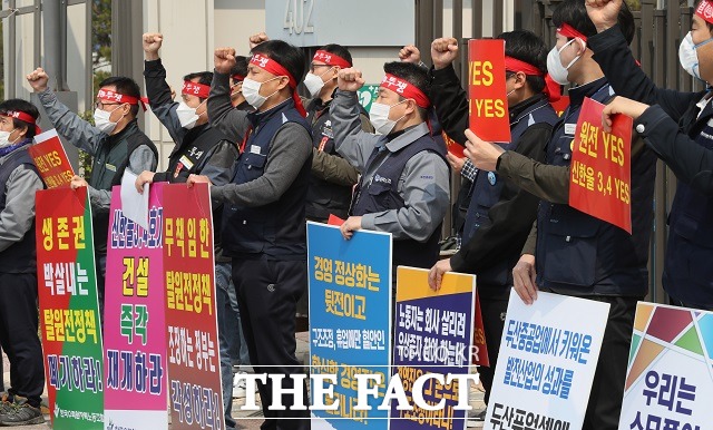 두산중공업 노조는 두산그룹이 두산중공업의 경영 정상화 목적으로 채권단에 제출한 자구안에 따라 인력 구조조정이 불가피할 것으로 보고 있어 반발하고 있다. 사진은 지난 7일 한국수력원자력노조와 두산중공업 노조, 한국전력기술 노조 등이 정부세종청사 산업통상자원부 앞에서 두산중공업 구조조정 해결, 에너지정책 공론화, 정부가 중단시킨 신한울 3,4호기 건설 즉각 재개 등을 요구하고 있는 모습. /뉴시스