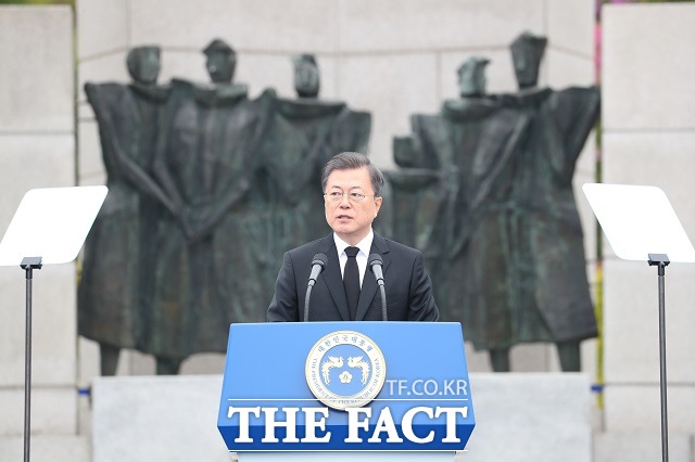 문재인 대통령이 19일 서울 강북구 국립4·19민주묘지에서 열린 제60주년 4·19혁명 기념식에서 기념사를 하고 있다. /뉴시스