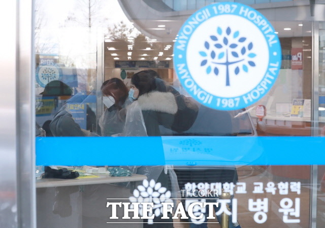 26일 경기 고양시 명지병원 코로나19 확진자 격리병동에서 근무하는 간호사 2명이 확진 판정을 받았다. /뉴시스