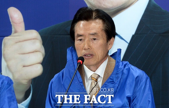 3선 의원을 지낸 김효석 대한석유협회 회장이 3일 지병으로 별세했다. 사진은 2017년 더불어민주당 공동선대위원장을 맡았던 김효석 전 의원의 모습. /뉴시스
