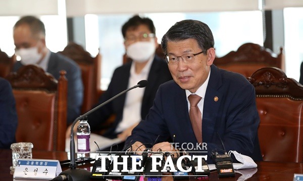 은성수 금융위원장이 6일 오후 서울 중구 은행회관에서 열린 금융리스크 대응반 회의에서 모두발언을 하고 있다. /뉴시스