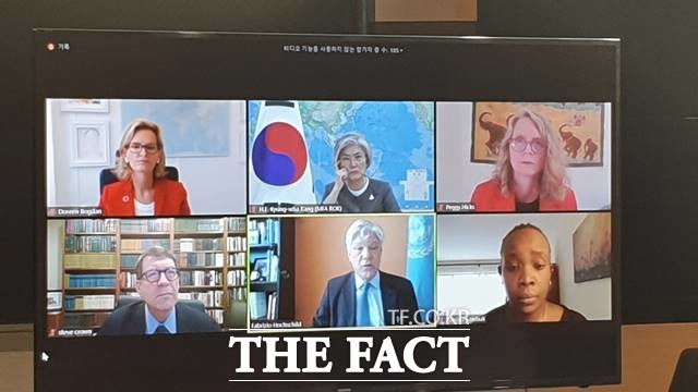 강경화 장관은 13일(현지시간) 유엔(UN)·국제전기통신 연합[ITU] 공동 주최로 개최된 신종 코로나바이러스 감염증(코로나19) 대응과 디지털 협력에 관한 화상회의에 참석해 디지털 기술을 통한 감염병 대응과 인권 보호에 대해 논의했다. /외교부 제공