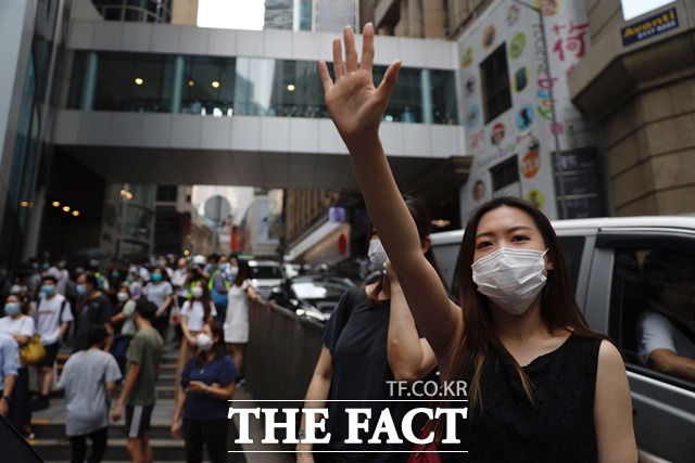 중국이 28일 홍콩 국가보안법 제정을 위한 전국인민대표대회(전인대) 표결을 강행한다. 27일 홍콩 입법부 앞에서 한 여성이 다섯 가지 요구사항을 의미하는 손가락을 펴 보이며 시위에 참여하고 있다. /AP.뉴시스