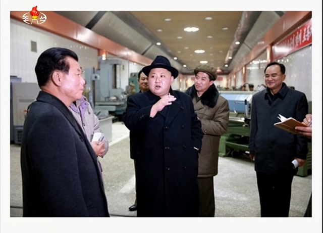 지난달 31일 김 위원장이 피우는 담배 브랜드가 바뀌었다는 사실이 국내에서 공개됐다. 북한 김정은 국방위원회 제1위원장이 담배를 들고 시찰하고 있는 장면. /조선중앙TV