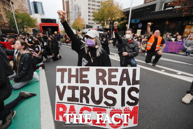 1일(현지시간) 뉴질랜드 오클랜드 중심가에서 미 미네소타주 미니애폴리스에서 지난 25일 숨진 흑인 남성 조지 플로이드의 죽음에 항의하는 시위가 열려 시위대가 구호를 외치고 있다. /AP·뉴시스