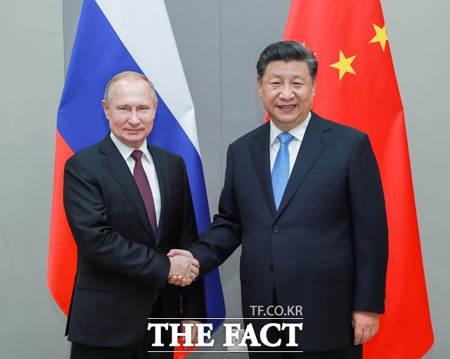 중국의 우방국 러시아는 G7 확대에 유보적인 입장을 보였다. 특히 중국의 참여가 없는 모임은 의미가 없다고 입장을 밝혔다. 블라디미르 푸틴 러시아 대통령(왼쪽)와 시진핑 중국 국가주석이 지난해 11월 정상회담에 들어가기 전 악수를 하는 모습. /신화통신·뉴시스