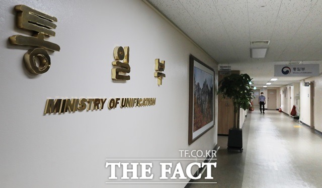 통일부는 11일 대북전단 살포 활동을 벌여온 탈북단체 자유북한운동연합과 큰샘을 서울지방경찰청에 수사를 의뢰했다고 밝혔다. 사진은 통일부 건물 내부. /뉴시스
