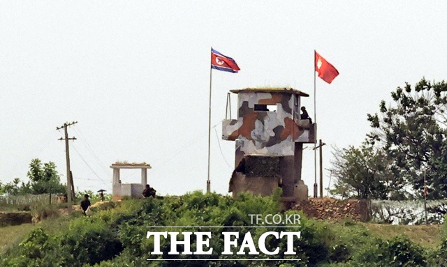 북한군 총참모부는 16일 남북합의로 비무장화된 지역에 군대 진출 방안을 연구하겠다고 밝혔다. 북한이 남북 사이의 모든 통신연락선을 차단하겠다고 밝힌 9일 경기 파주 우리측 초소 인접한 북측 초소에서 북한군이 보수 작업을 하고 있다. /뉴시스