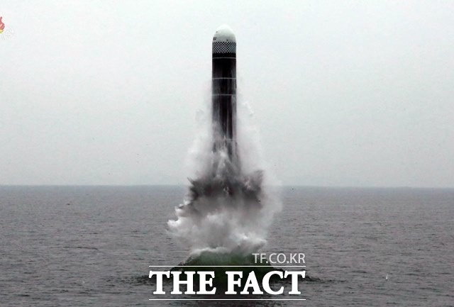 미국 싱크탱크 전략국제문제연구소(CSIS)가 4일(현지시간) 북한 함경남도 신포조선소에서 중거리 잠수함발사탄도미사일(SLBM)의 시험 발사 준비를 암시하는 활동이 포착됐다는 분석을 내놨다. 북한은 지난해 10월 동해 원산만 수역에서 새형의 잠수함탄도탄(SLBM) 북극성-3형 시험발사를 성공적으로 진행했다고 밝혔다. /조선중앙TV