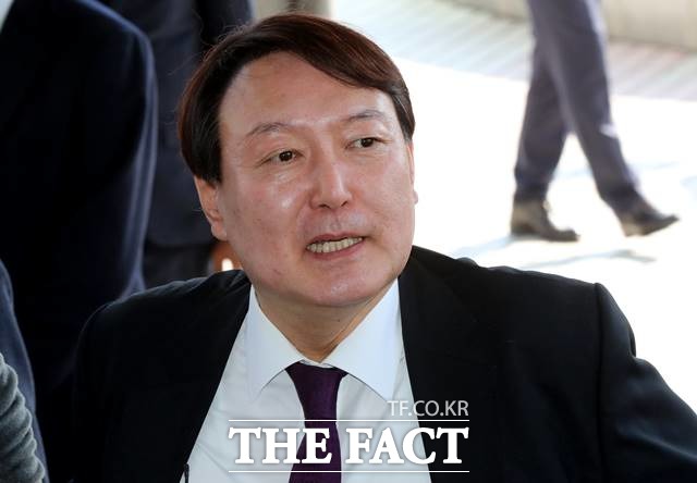 추미애 장관과 윤석열 총장의 긴장관계가 15년 전 총장 사퇴로 마무리된 전철을 밟는 것 아니냐는 말도 나온다. 사진은 지난 2월 광주고검·광주지검을 방문한 윤석열 총장./뉴시스