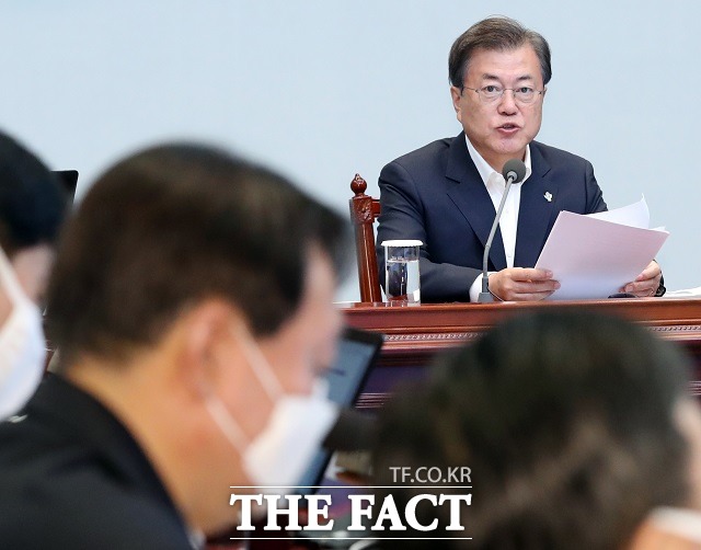 문재인 대통령이 22일 청와대 여민관에서 열린 제6차 공정사회 반부패정책협의회에 참석해 윤석열 검찰총장을 바라보며 발언하고 있다. /뉴시스