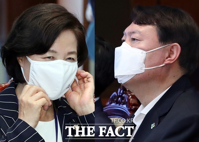 추미애 법무부 장관과 윤석열 검찰총장이 22일 청와대 여민관에서 열린 제6차 공정사회 반부패정책협의회에 참석해 앉아 있다. 상반된 표정이 눈길을 끈다. /뉴시스