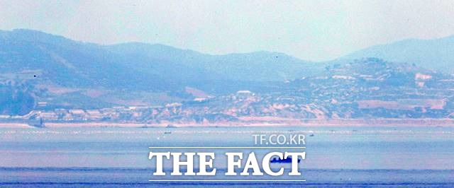 23일 오전 인천시 옹진군 대연평도에서 바라본 북한 옹진군의 한 마을이 적막한 모습을 보이고 있다. /뉴시스