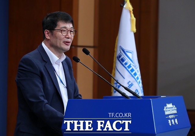 인천국제공항공사의 보안검색요원 등 비정규직 직원의 정규직 전환 이후 취업준비생 역차별 논란이 되고 있는 가운데 황덕순 청와대 일자리수석은 25일 TBS 김어준의 뉴스공장에 출연해 공사에 취업 준비를 하는 분들의 일자리와는 관련이 없다고 말했다. /뉴시스