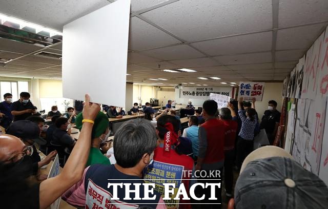 노사정 합의에 반대하는 민주노총 소속 비정규직 조합원들이 1일 오전 서울 중구 민주노총에서 회의실에서 노사정합의 폐기 및 위원장 사퇴를 촉구하고 있다. /뉴시스