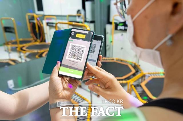 중앙재난안전대책본부는 1일 0시부터 고위험시설 전자출입명부 제도 계도기간을 끝내고, 의무화에 돌입한다고 밝혔다. /뉴시스