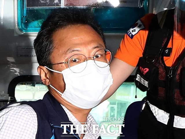 김명환 민주노총 위원장이 1일 오후 서울 중구 민주노총에서 구급차를 타고 병원으로 이동하고 있다. /뉴시스