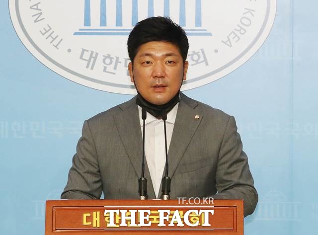 이용 미래통합당 의원이 지난 1일 서울 여의도 국회 소통관에서 기자회견을 열고 故 최숙현 선수 사망 사건 관련 철저한 수사와 가해자들의 엄중처벌을 촉구했다. /뉴시스