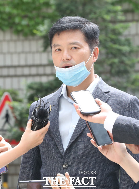 김태우 전 검찰수사관이 3일 오후 감찰 무마 의혹 사건 등으로 기소된 조국 전 법무부 장관의 공판에 증인으로 출석하고 있다. /뉴시스