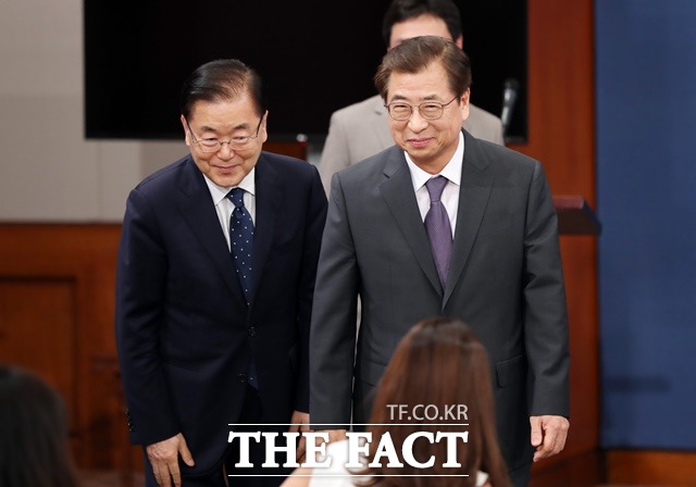 정의용 국가안보실장(왼쪽)과 신임 국가안보실장에 내정된 서훈 국정원장이 3일 오후 청와대 대브리핑룸에서 이임사를 한 후 단상을 내려오고 있다. /뉴시스